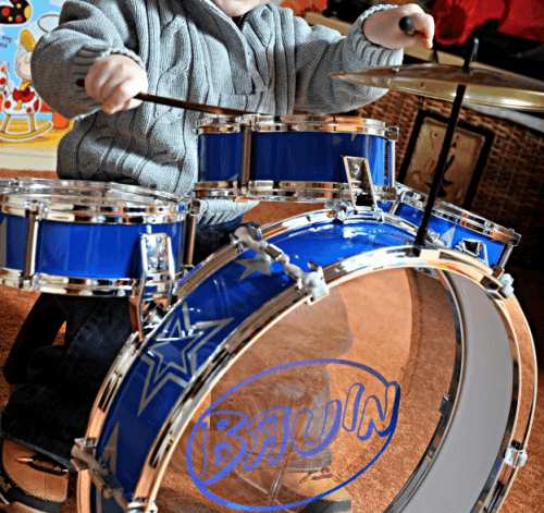 Como encontrar lecciones de bateria para niños.