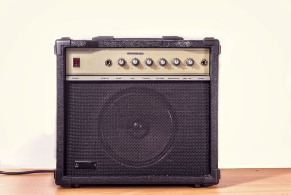 El sonido delLas baterias electronicas se emite por medio de amplificadores.